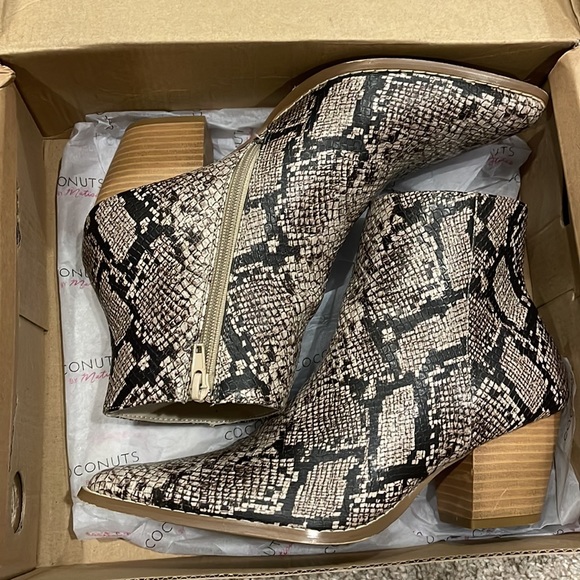 Coconuts by Matisse booties. - Picture 2 of 5